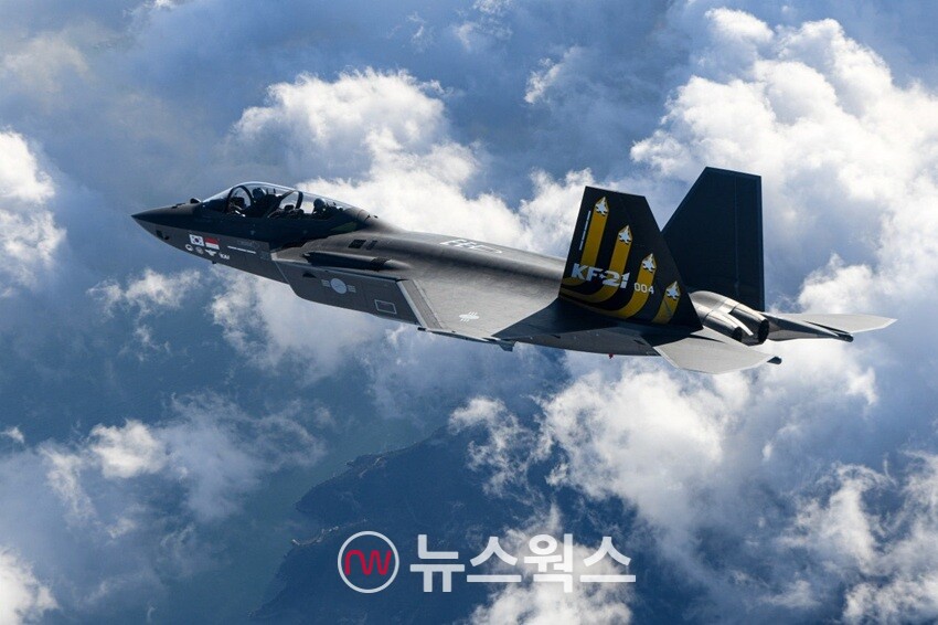 한국항공우주산업(KAI)가 제작한 한국형 전투기 'KF-21' 시제기 복좌형 4호기 시범비행 모습. (사진제공=한국항공우주산업)