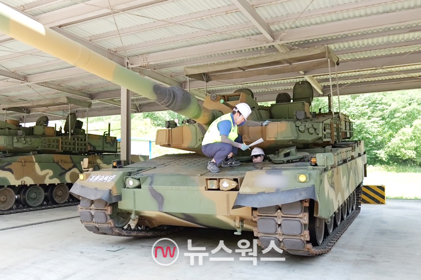 현대로템 관계자가 최근 전라남도 장성군 육군 기계화학교를 방문해 'K2' 전차 장비를 점검하고 있다. (사진제공=현대로템)