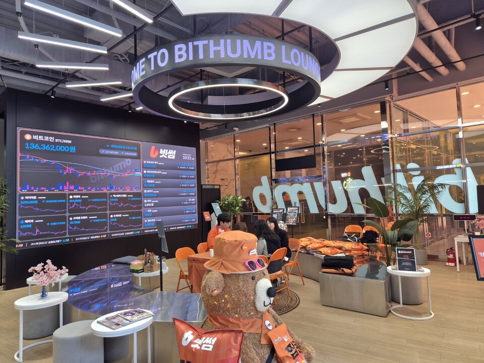 빗썸 강남라운지에서 고객들이 국민은행 계좌와 빗썸 계좌 연동 상담을 받고 있다. (사진=정희진 기자)