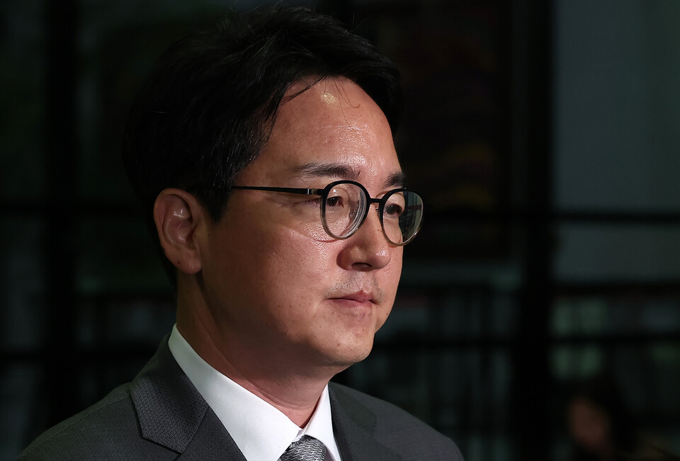 심우정 전 검찰총장이 22일 새벽 서울 서초구 서울고등검찰청에 마련된 내란 특검팀(특별검사 조은석) 사무실에서 피고발인 신분으로 조사를 받은 후 귀가하고 있다. (사진=뉴스1)