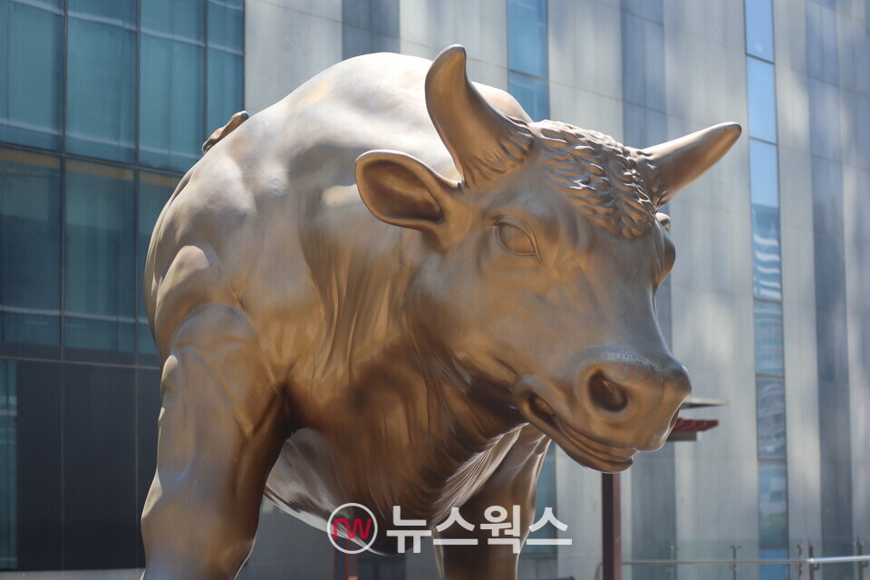 한국거래소 부산 본사 앞 황소상. (사진=박성민 기자)
