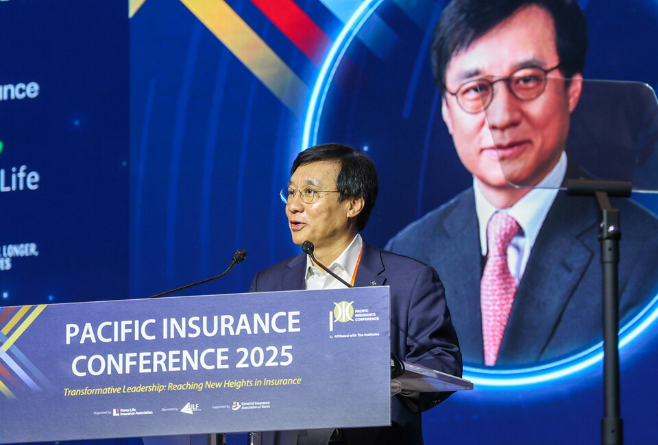 김철주 생보협회장이 24일 서울 그랜드 하얏트 호텔에서 열린 '2025 태평양 보험 콘퍼런스(PIC)'에서 개회사를 발표하고 있다. (사진제공=생명보험협회)