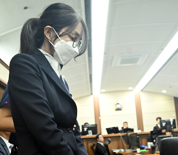 김건희 여사가 24일 서울중앙지법에서 열린 특정범죄가중처벌법상 알선수재 및 자본시장법·정치자금법 위반 등 사건 첫 재판에 출석하고 있다. (사진=뉴스1)