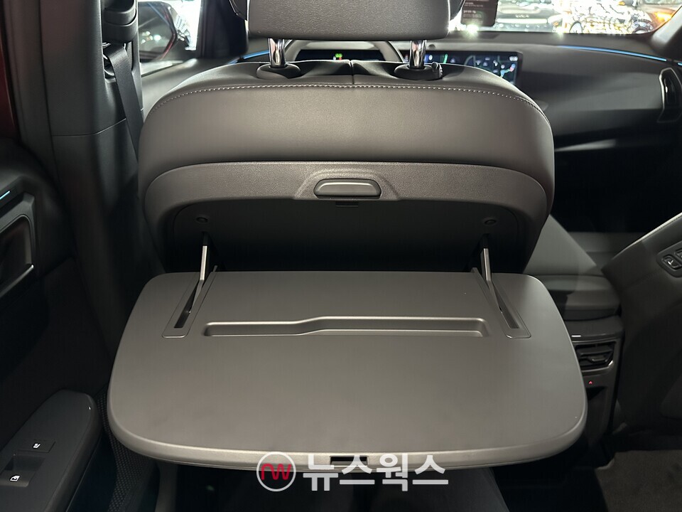 운전석 뒤에 부착된 시트백 테이블은 간식이나 노트북 작업 등 다용도로 활용하기 좋고, 스마트폰과 태블릿을 거치할 수 있는 홀더도 제공한다. (사진=정현준 기자)