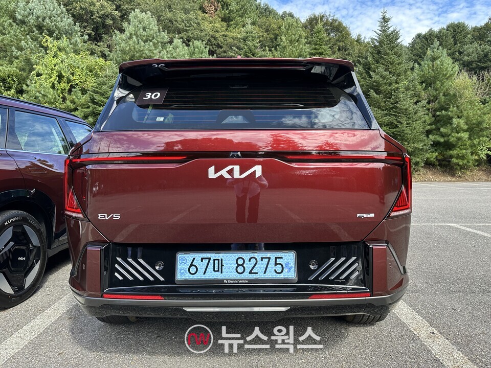기아 '더 기아 EV5'의 뒷모습. (사진=정현준 기자)