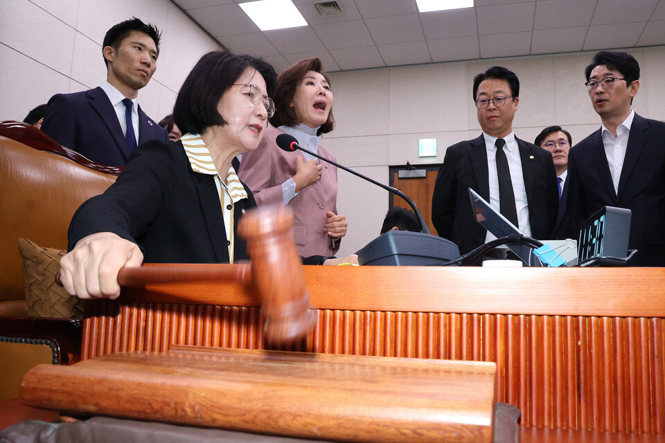 나경원 국민의힘 의원이 22일 서울 여의도 국회 법제사법위원회에서 열린 검찰개혁 입법청문회에서 퇴장 명령을 한 추미애 위원장에게 항의하고 있다. (사진=뉴스1)