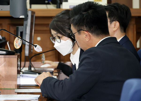 김건희 여사가 지난 24일 서울중앙지방법원에서 열린 첫 재판에 출석해 변호사와 이야기를 나누고 있다. (사진=뉴스1)