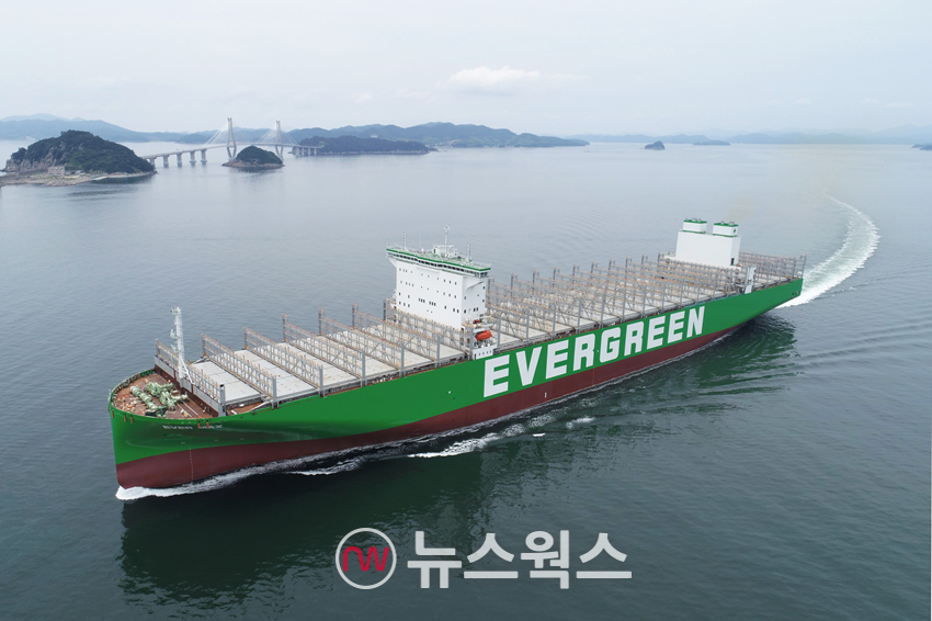 삼성중공업이 건조한 대만 에버그린사의 1만5000TEU급 컨테이너운반선 시운전 모습. (사진제공=삼성중공업)