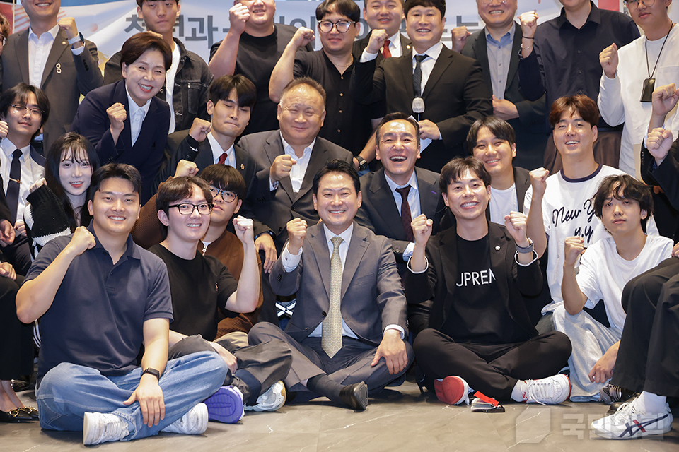 장동혁(앞줄 가운데) 국민의힘 대표와 당 지도부가 24일 대전광역시를 방문, 지역 청년들과 만나 인사를 나누고 간담회를 진행하고 있다. (사진제공=국민의힘)