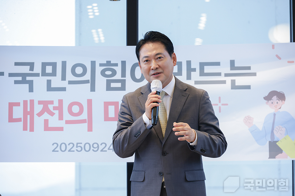 장동혁 국민의힘 대표가 지난 24일 대전광역시를 방문해 지역 청년들과 만나 간담회를 진행하고 있다. (사진제공=국민의힘)