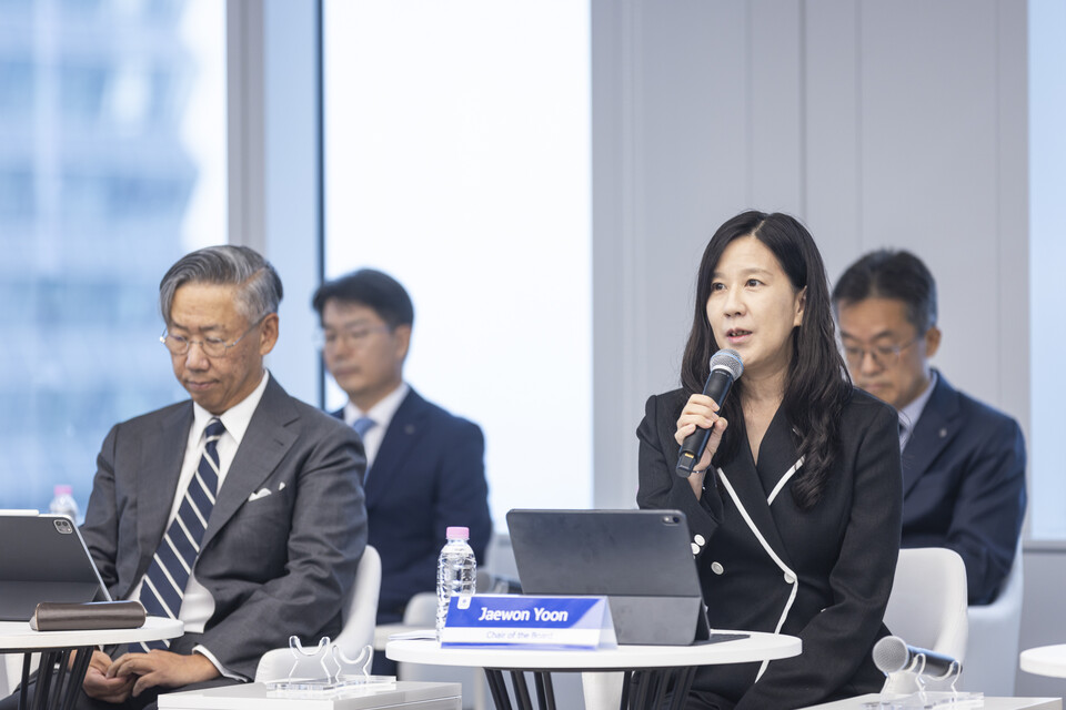 윤재원(오른쪽) 신한지주 이사회 의장이 기관투자자들의 질문에 답하고 있다. (사진제공=신한지주)