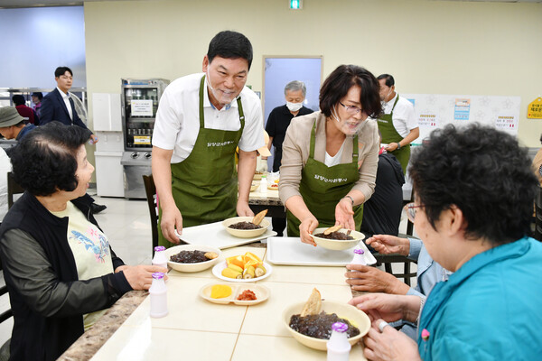 정철원 담양군수가 24일 향촌노인종합복지관에서 '효사랑 나눔 한마당' 행사에서 참석자들에게 식사를 제공하고 있다. (사진제공=담양군)
