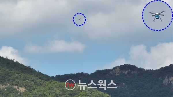 불성사로 물품을 배송중인 안양시 배달드론. (사진제공=안양시)