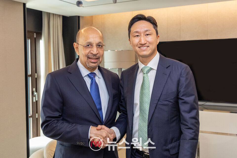 정기선(오른쪽) HD현대 수석부회장이 25일 칼리드 알팔리 사우디 투자부장관을 만나 악수하고 있다. (사진제공=HD현대)