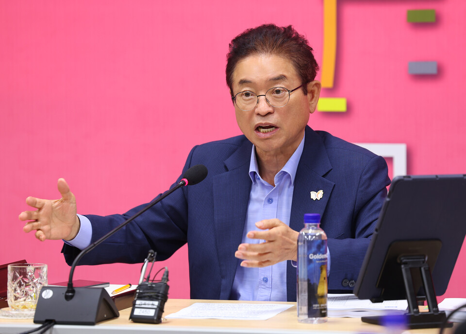 이철우 경북도지사가 25일 경주엑스포공원 대회의실에서 실·국장 및 경주시 관계자가 참가한 가운데 두 번째 추진 상황 점검 회의를 주재하고 있다. (사진제공=경북도)