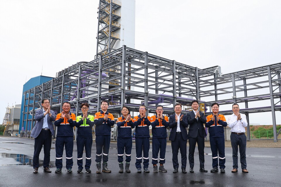 25일 포항 영일만4산업단지 이차전지 특화단지에서 열린 포스코 산소공장 준공식 참석자들이 단체사진을 찍고 있다. (사진제공=포스코)