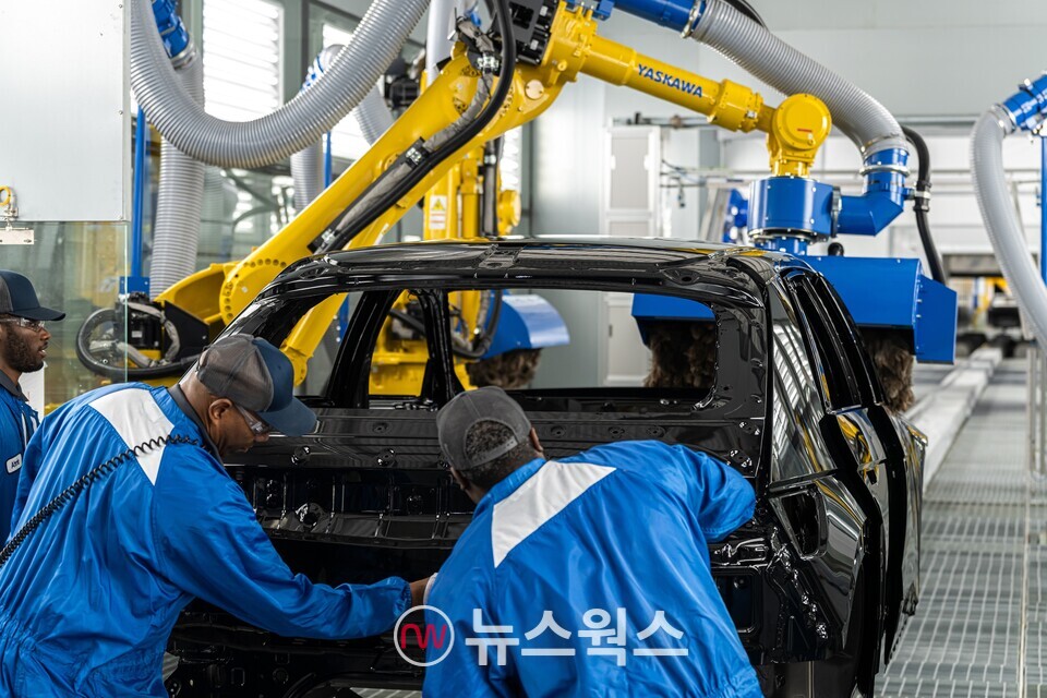 현대차그룹 메타플랜트 아메리카(HMGMA)의 근로자 '메타프로'들이 아이오닉 5를 조립하고 있다. (사진제공=현대차그룹)