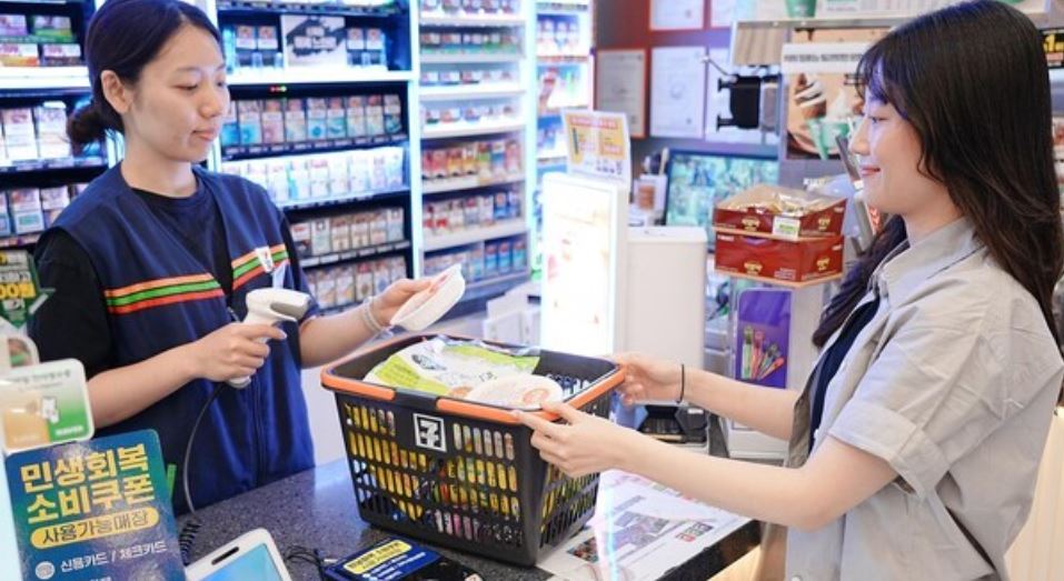 소비쿠폰으로 결제하고 있는 편의점 매장(사진제공=세븐일레븐)