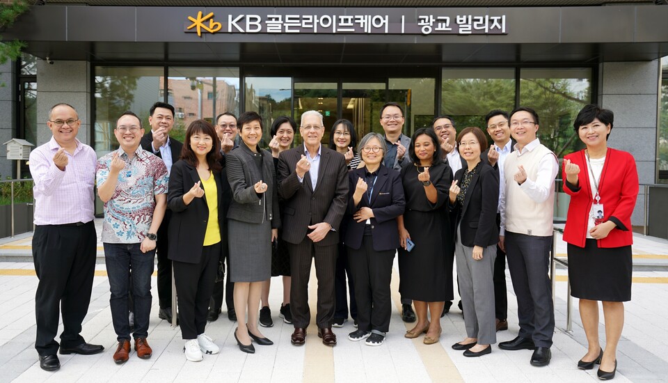 마크 스티븐(앞줄 오른쪽에서 여섯 번째) 말레이시아 생보협회장과 조아영(앞줄 오른쪽 다섯 번째) KB골든라이프케어 광교 빌리지 시설장이 지난 23일 '광교 빌리지' 벤치마킹 투어 종료 후 말레이시아 생보사 CEO 및 임원단과 함께 기념 촬영을 하고 있다. (사진제공=KB라이프)