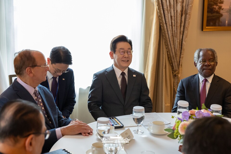 유엔총회 참석을 위해 방미한 이재명 대통령이 22일(현지시간) 미국 뉴욕의 한 호텔에서 래리 핑크 세계경제포럼 의장을 접견하고 있다. (출처=대통령실 홈페이지)