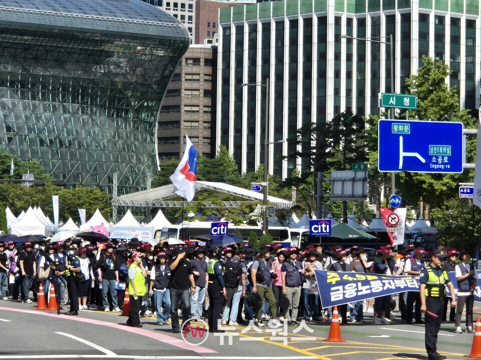 전국금융산업노동조합 시티은행지부 조합원들이 거리행진을 하고 있다. (사진=차진형 기자)