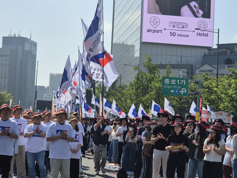 총파업이 시작되자 각 지부의 깃발이 차례로 들어오고 있다. (사진=정희진 기자) 