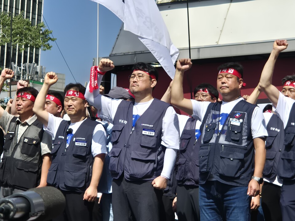 김형선 전국금융산업노동조합 위원장(가운데)이 왼손을 불끈 쥐어 보이고 있다. (사진=정희진 기자)