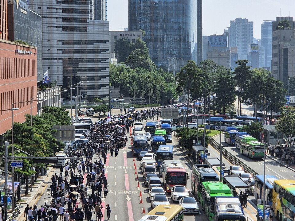 서울역 방향으로 거리행진을 하고 있는 조합원들 옆으로 교통 혼잡이 빚어졌다. (사진=차진형 기자)