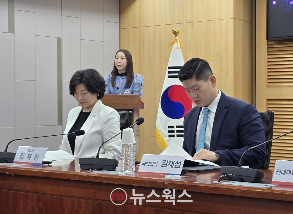 토론회 좌장을 맡은 김재진(왼쪽) DAXA상임부회장이 26일 국회에서 열린 '디지털자산시장 제도화를 넘어 세계화로 토론회'에서 토론회 직전에 자료를 살펴보고 있다. (사진=원성훈 기자)