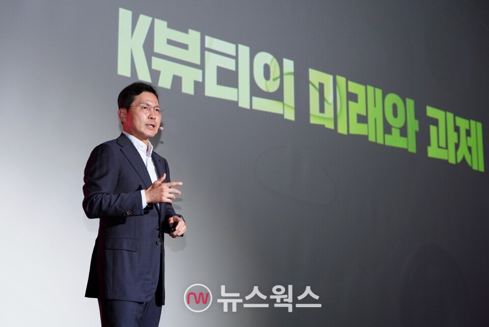 윤상현 콜마홀딩스 부회장이 19일 코엑스 그랜드볼룸에서 열린 '아마존 뷰티 인 서울'에서 강연을 하고 있다. (사진제공=콜마그룹)