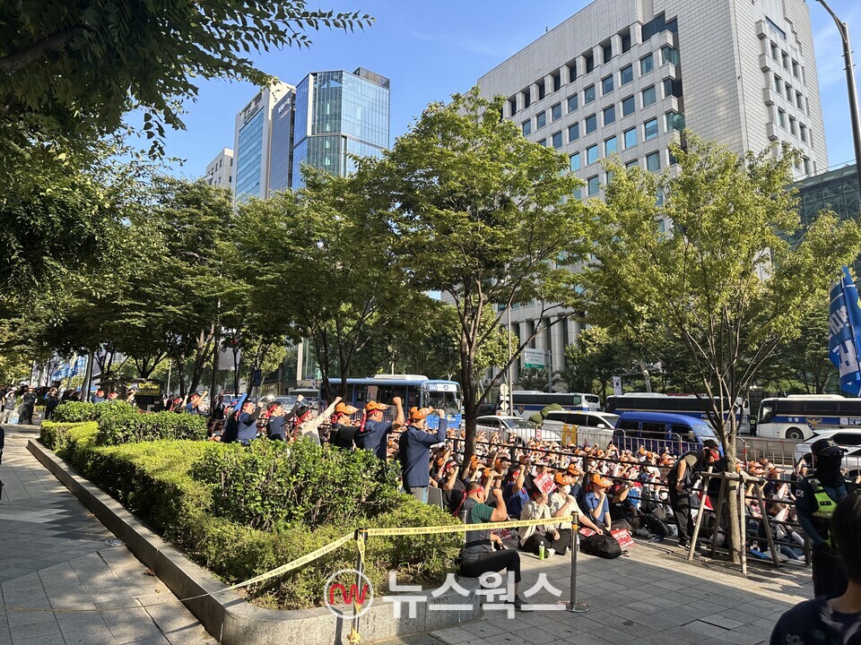 서울 역삼역 8번 출구 앞 도로에서 열린 집회에서 전국금속노동조합 모비스 조합원들이 구호를 외치고 있다.(사진=정현준 기자)