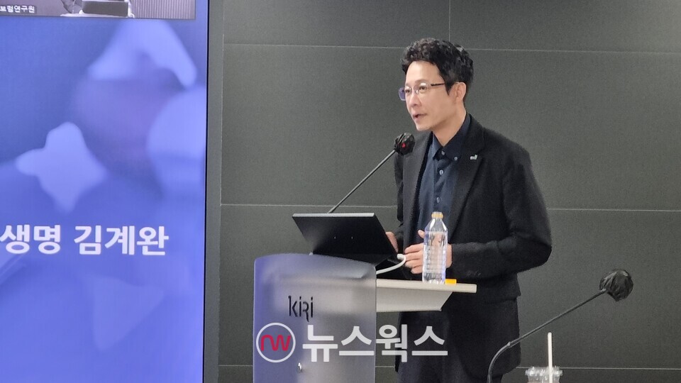 ​문재규 하나은행 신탁부 팀장이 26일 서울 여의도 보험연구원 콘퍼런스룸에서 열린 '보험산업과 신탁' 세미나에서 발언하고 있다. (사진=손일영 기자)김계완 교보생명 종합자산관리팀장이 26일 서울 여의도 보험연구원 콘퍼런스룸에서 열린 '보험산업과 신탁' 세미나에서 주제 발표를 하고 있다. (사진=손일영 기자)