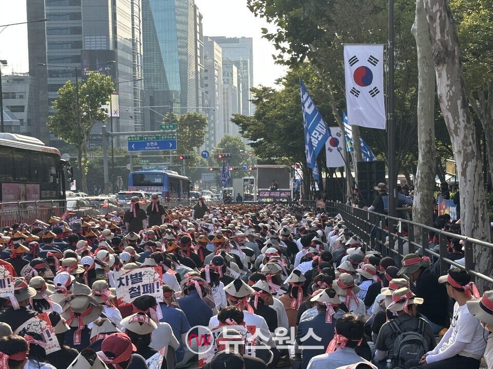 26일 서울 강남구 현대모비스 본사 앞 도로에서 열린 집회에 전국금속노동조합 모비스 조합원들이 참여하고 있다. (사진=정현준 기자)
