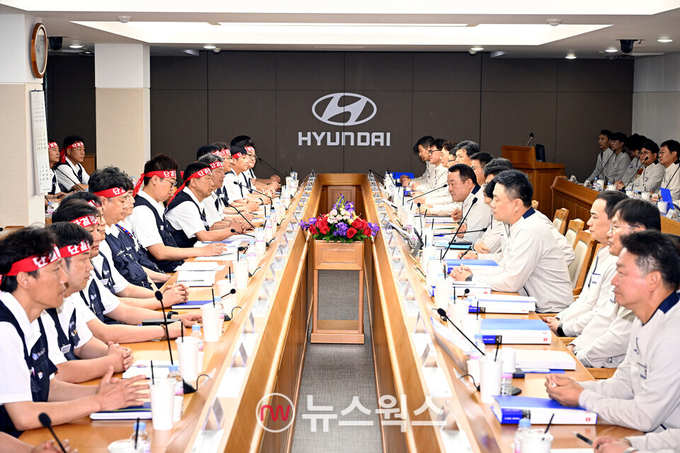 현대자동차 노사 관계자들이 지난 6월 18일 현대차 울산공장 본관 동행룸에서 임금 및 단체협상 교섭 상견례를 하고 있다. (사진제공=현대자동차)
