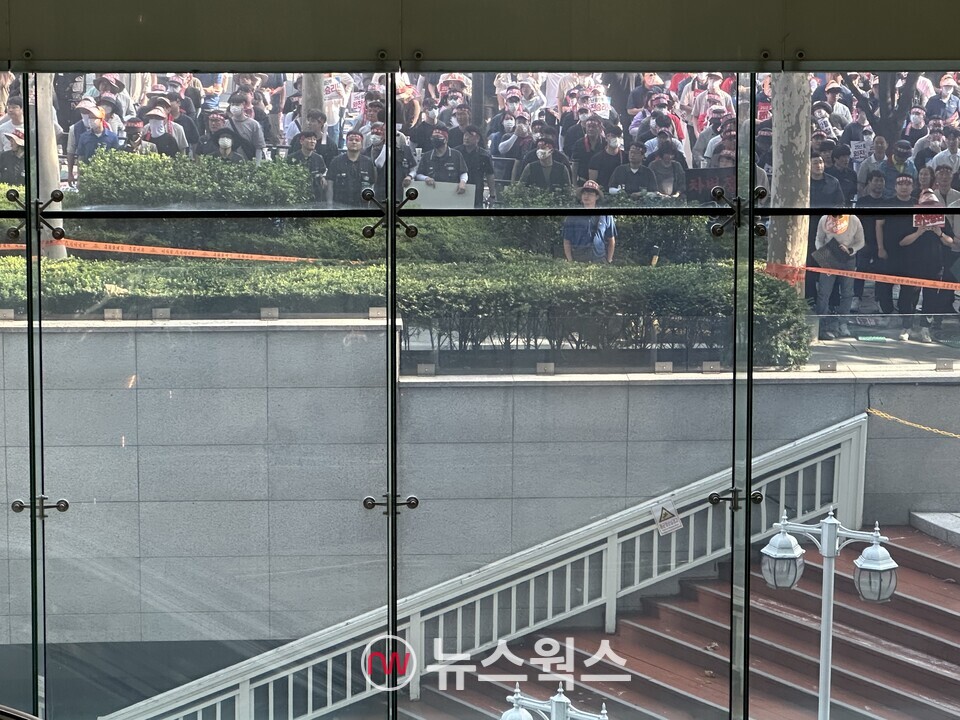 26일 서울 강남구 현대모비스 본사 앞 도로에서 열린 집회에 전국금속노동조합 모비스 조합원들이 본사를 향해 구호를 외치고 있다. (사진=정현준 기자)