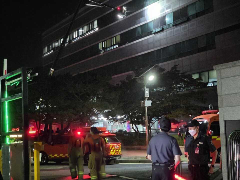 26일 오후 8시 20분께 대전 유성구 국가정보자원관리원에서 불이 나 소방당국이 진화 작업을 하고 있다. 불은 5층 전산실 리튬이온 배터리에서 발생한 것으로 추정된다. (사진=뉴스1)