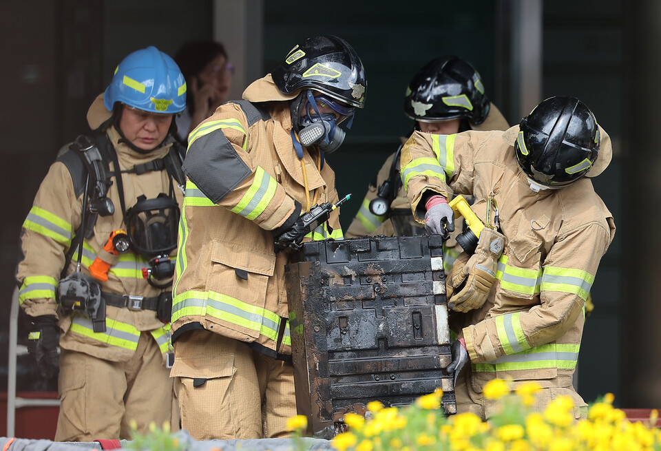 27일 오후 대전 유성구 국가정보자원관리원 화재현장에서 소방당국 관계자들이 소실된 리튬이온배터리에 대한 반출 작업을 진행하고 있다. (사진=뉴스1)
