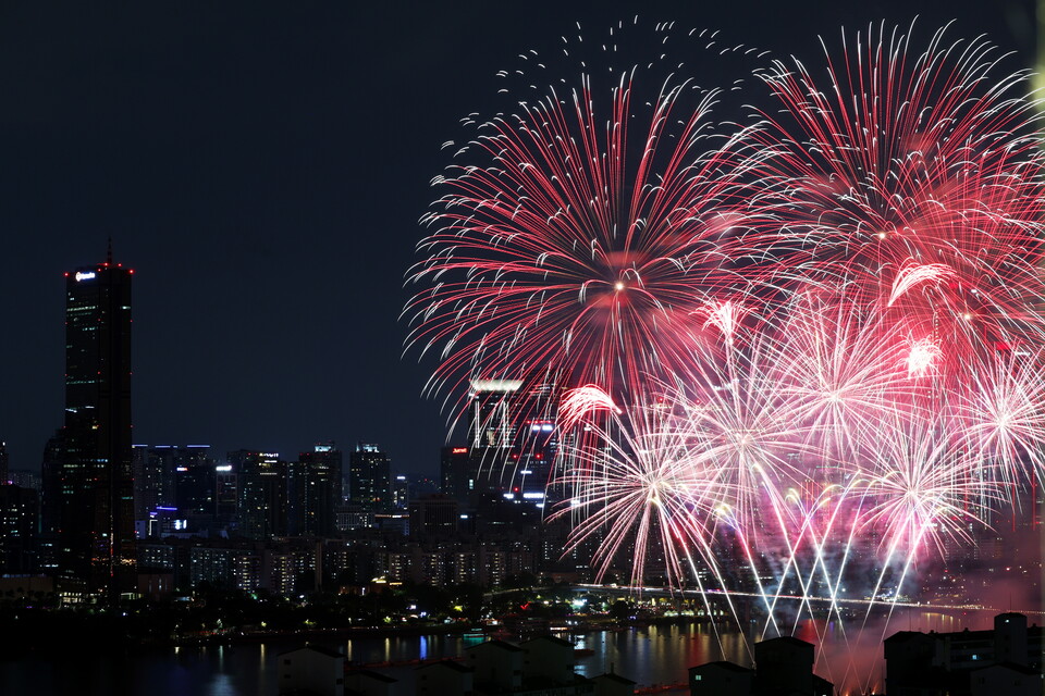 27일 서울 여의도 한강공원 일대에서 열린 '2025 서울세계불꽃축제'에서 화려한 불꽃이 밤하늘을 수놓고 있다. (사진=뉴스1)