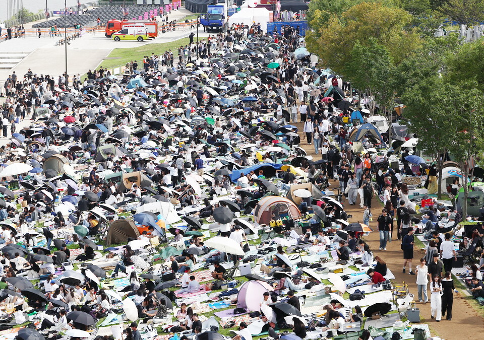 27일 서울세계불꽃축제가 열린 서울 여의도 한강공원에서 시민들이 돗자리를 펴두고 자리를 선점하고 있다. (사진=뉴스1)