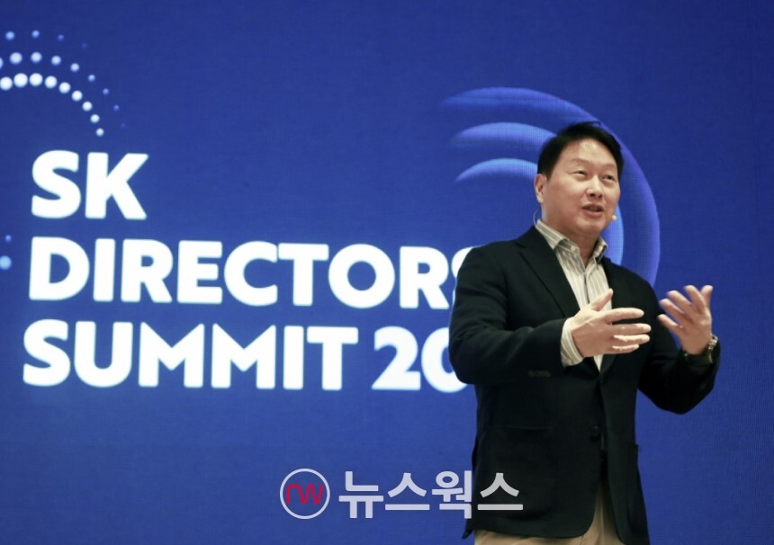 최태원 SK그룹 회장이 지난해 11월 서울 광진구 워커힐 호텔에서 'SK 디렉터스 서밋 2024'에서 오프닝 스피치를 하고 있다. (사진제공=SK)