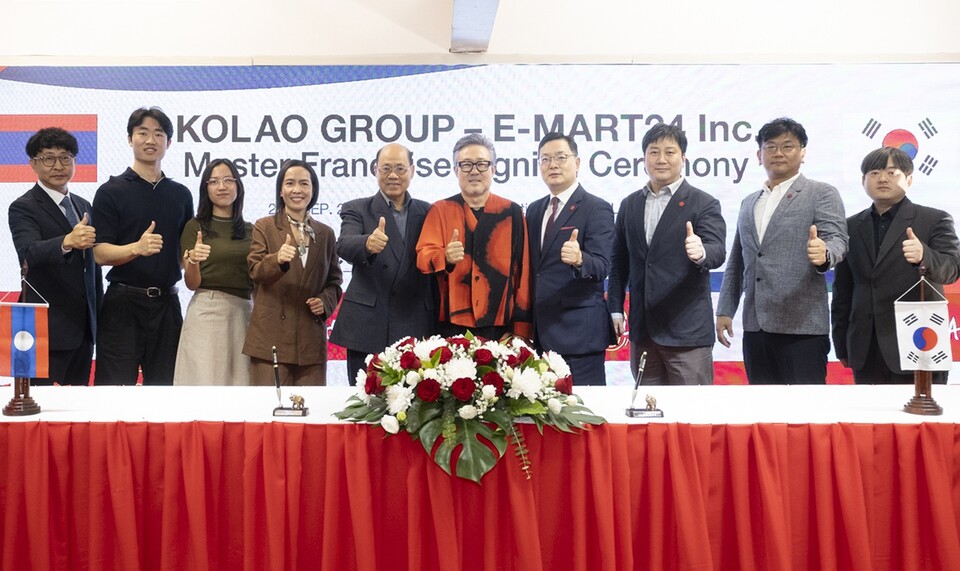 강인석(오른쪽에서 네 번째부터) 이마트24 상무가 오세영 코라오그룹 회장과 라오스 진출을 위한 마스터 프랜차이즈 계약을 체결 후 기념 촬영을 하고 있다. (사진제공=이마트24)