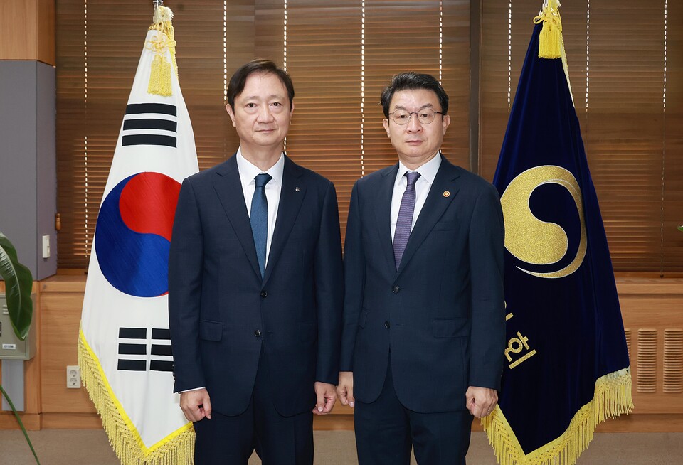 이억원(오른쪽) 금융위원장과 이찬진 금감원장이 기념 촬영을 하고 있다. (사진제공=금융위원회)