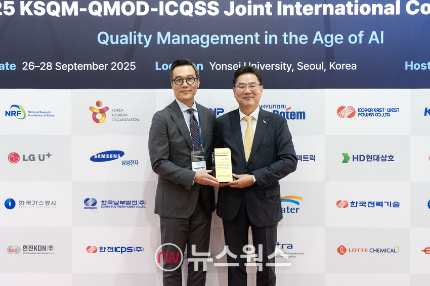 조규출(오른쪽) 현대로템 품질본부장(상무)이 지난 27일 지속가능경영품질대상을 수상한 후 박희준 한국품질경영학회장과 기념촬영을 하고 있다. (사진제공=현대로템)