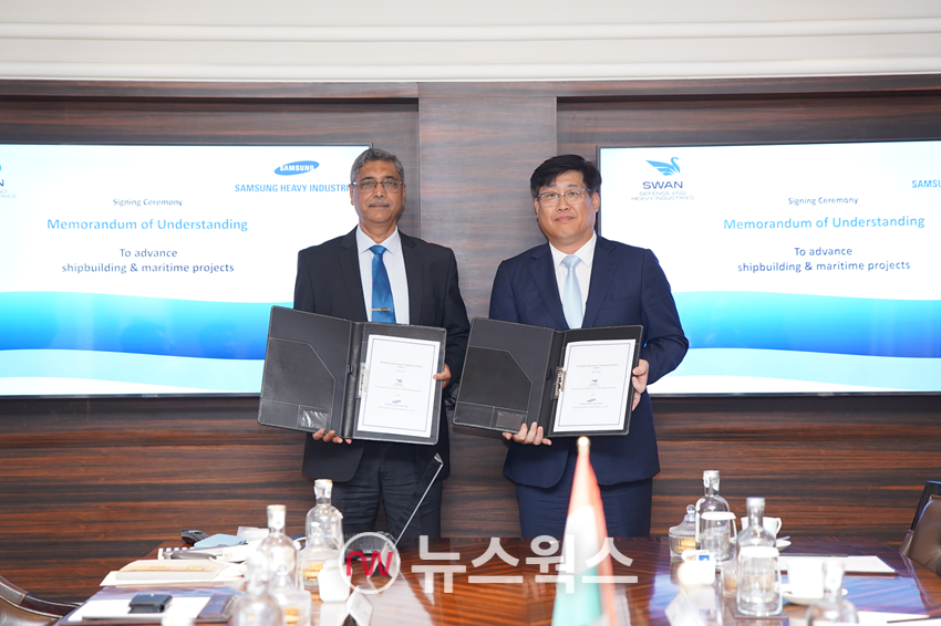 남궁금성(오른쪽) 삼성중공업 생산지원본부장과 비핀 쿠마 삭세나 인도 스완조선소 CEO가 최근 삼성중공업 거제조선소에서 조선·해양사업 협력을 위한 양해각서(MOU)를 교환하고 있다. (사진제공=삼성중공업)