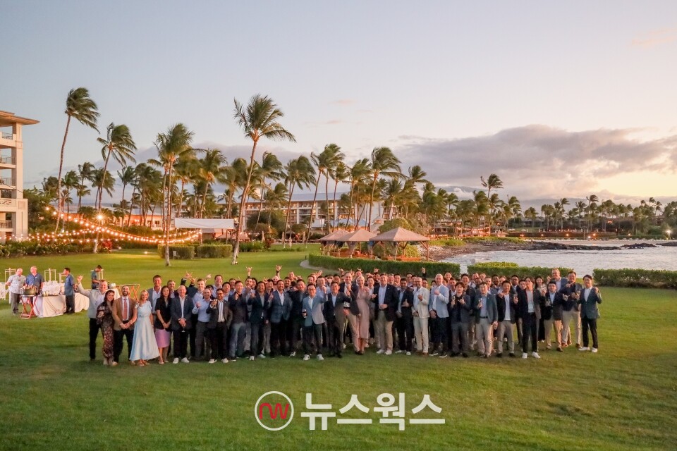 지난 2월 미국 페어몬트 하와이 호텔에서 열린 '미래에셋 ETF Rally 2025'에서 박현주 미래에셋그룹 회장과 글로벌 ETF 임직원들이 기념사진을 촬영하고 있다. (사진제공=미래에셋자산운용)