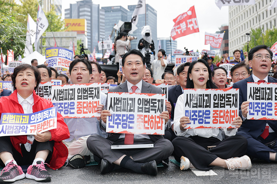 장동혁(앞줄 가운데) 국민의힘 대표를 비롯한 당 지도부와 소속 의원 및 당원들과 시민들이 지난 28일 오후 서울 시청역 인근 세종대로 일대에서 열린 사법파괴·입법독재 국민 규탄대회에 참석해 이재명 정권과 더불어민주당을 규탄하고 있다. (사진제공=국민의힘)