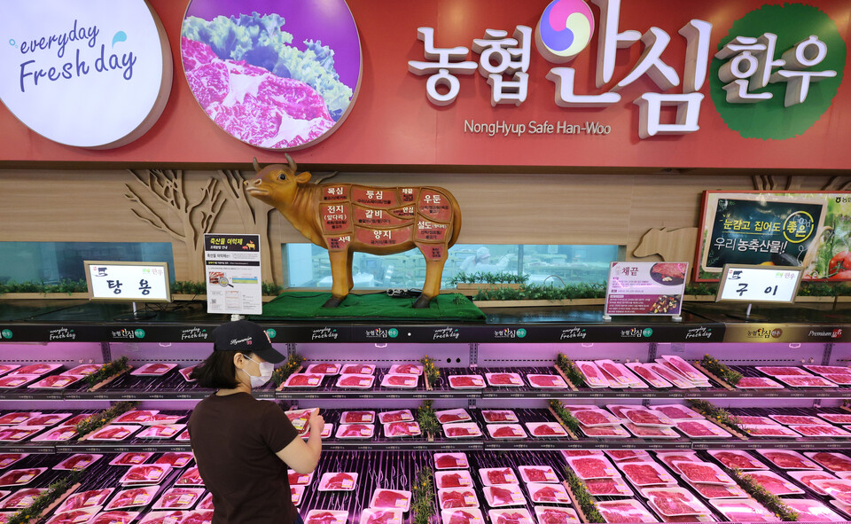 최근 서울 서초구 하나로마트 양재점을 찾은 시민들이 한우를 고르고 있다. (사진=뉴스1)