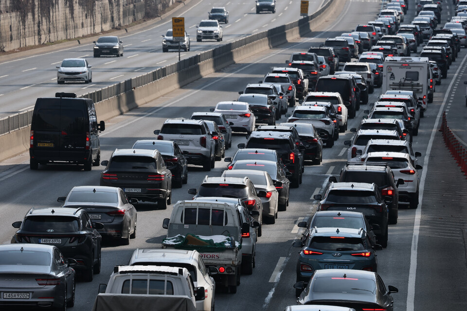 서울 서초구 잠원IC 인근 경부고속도로 상(왼쪽)·하행선 방향 차량들이 서행하고 있다. (사진=뉴스1)