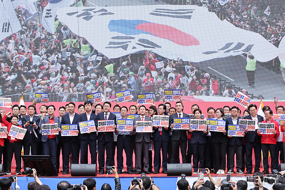 장동혁(앞줄 가운데) 국민의힘 대표를 비롯한 국민의힘 지도부와 당원 및 시민들이 지난 28일 서울 시청역 인근 세종대로 일대에서 열린 사법파괴·입법독재 국민 규탄대회에 참석해 이재명 정권과 더불어민주당을 규탄하고 있다. (사진제공=국민의힘)