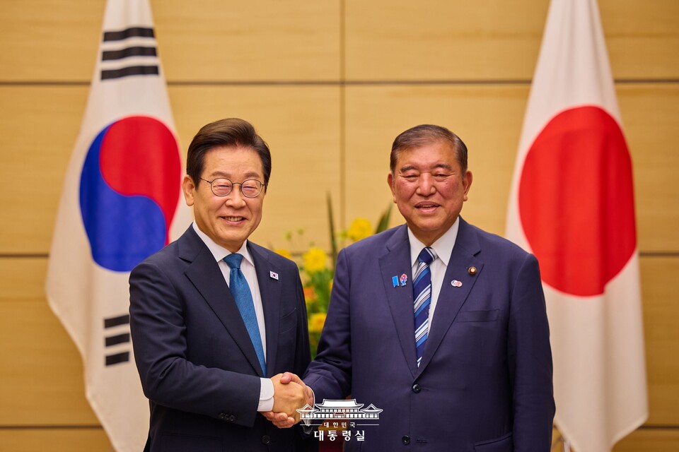 이재명 대통령과 이시바 시게루 일본 총리가 지난 8월 23일 일본 도쿄 총리 관저에서 소인수 정상회담에 앞서 기념촬영을 하고 있다. (사진제공=대통령실)